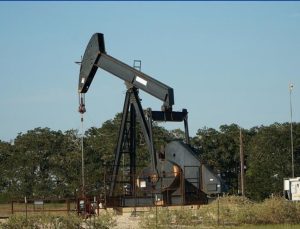 Dünyada petrol arzı geriledi