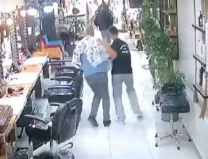 Elazığ’da depremi hisseden berberler tıraşı bırakıp kaçtı