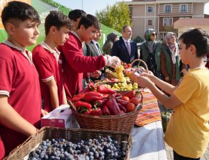 Erzincan’da okulda ekmeyi öğrendikleri sebzeleri satıyorlar