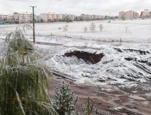 Erzurum’a mevsimin ilk karı düştü