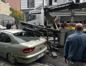 Forklift, otomobilin üzerine devrildi