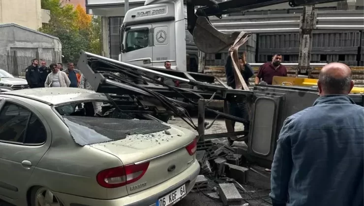 Forklift, otomobilin üzerine devrildi