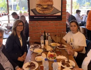 Giden herkesin bugünlerde pişman olduğu Köfteci Yusuf’a gidip yemek yedi