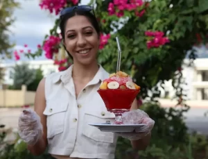 Güçlü Anne, Kafesiyle Geçimini Sağlıyor
