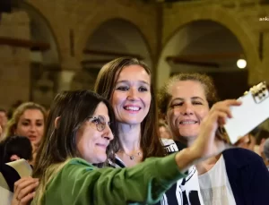 Gülşah Durbay’a Destek Mesajları: “siyaseti Ayağa Düşürenlere Lanet Olsun”, “Kirli ve Hastalıklı Zihniyet Yenilmeye Mahkumdur”