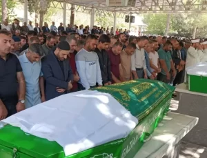 Günün en acı karesi: 6 tabut yan yana dizildi, gözyaşları sel oldu