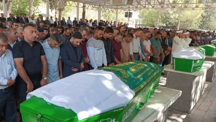 Günün en acı karesi: 6 tabut yan yana dizildi, gözyaşları sel oldu