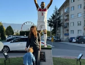 Heidi Demiral Bozkurt Heykelinin Önünde Poz Verdi