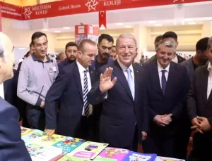 Hulusi Akar, Kayseri Kitap Fuarı’nda Kitaplarını İmzaladı