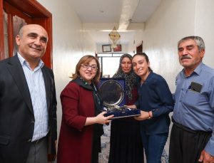 İki kolunu kaybeden Yüksel’in azmi, Fatma Şahin’i gözyaşlarına boğdu