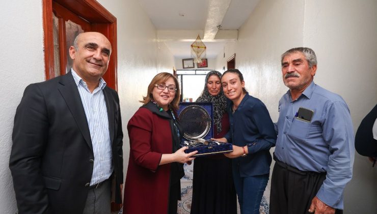 İki kolunu kaybeden Yüksel’in azmi, Fatma Şahin’i gözyaşlarına boğdu