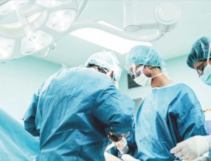 İngiltere’de gerçekleştirilen ameliyatta ‘İsviçre çakısı’ skandalı gündem oldu