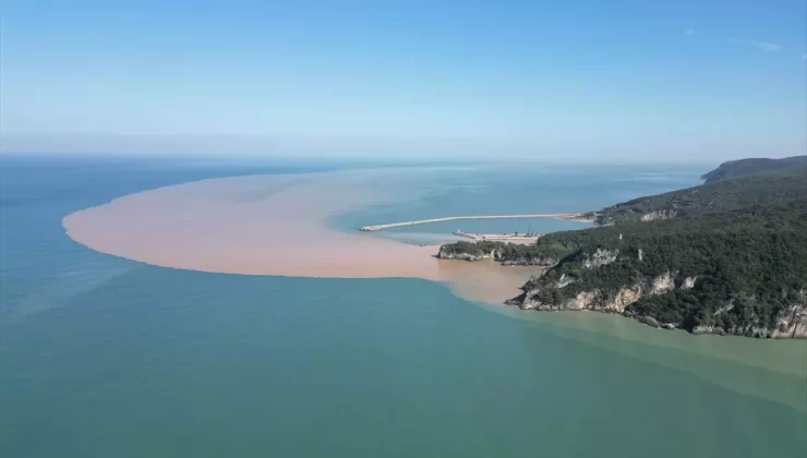 İnkumu Plajı’nda Denizin Rengi Değişti