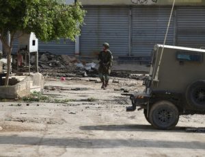 İsrail ordusu bir Filistinliyi askeri araçla ezdi