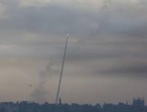 İsrail ordusu duyurdu: Hizbullah, ülkenin kuzeyine 180 roket fırlattı