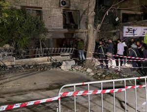 İsrail savaş uçakları Suriye’de, Rus hava üssü yakınındaki mühimmat deposunu vurdu