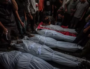 İsrail’in Gazze’de bir okul ve camiye düzenlediği bombardımanda 24 Filistinli öldü