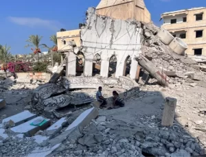 İsrail’in Gazze’deki Cami ve Okulları Hedef Aldığı Saldırıda 24 Filistinli Öldü