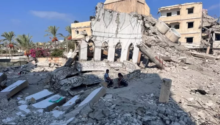 İsrail’in Gazze’deki Cami ve Okulları Hedef Aldığı Saldırıda 24 Filistinli Öldü