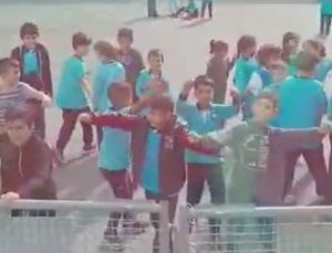 İstanbul’da öğrenciler tırdan çalan oyun havasıyla eğlenceye boğuldu