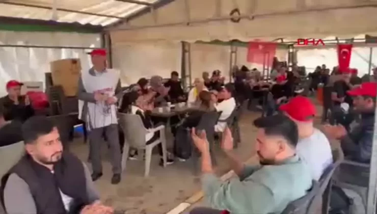 İşten Çıkarılan Annesiyle Çadırda Ödev Yapıyor