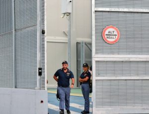 İtalya, ilk göçmen grubunu Arnavutluk’a göndermeye başladı