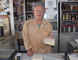 İzmir’de 96 yıllık dükkanda helvacılık