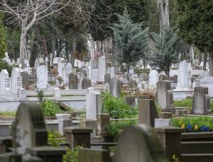 İzmir’de dedesinin mezarından poşet içinde 2 insanın kemikleri çıktı