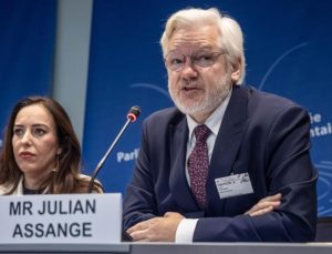 Julian Assange: Gazetecilik suçlamasını kabul ettiğim için özgür kaldım