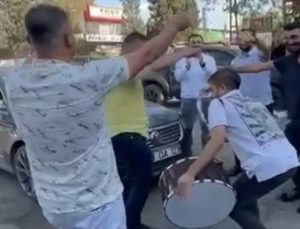 Kahramanmaraş’ta tamirden çıkan aracını davul zurna eşliğinde aldı