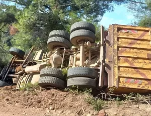 Kamyon Devrildi, Sürücü Hayatını Kaybetti