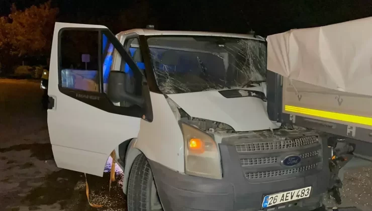 Kamyonet Tıra Çarptı, Sürücü Hastaneye Kaldırıldı