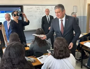 Karabük’te Öğrencilere Kitap Dağıtımı Devam Ediyor