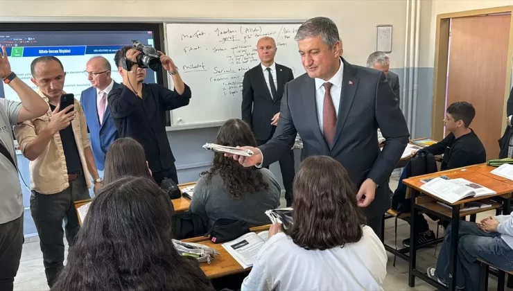 Karabük’te Öğrencilere Kitap Dağıtımı Devam Ediyor