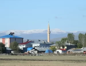 Kars’ta Yüksek Kesimlere Kar Yağdı
