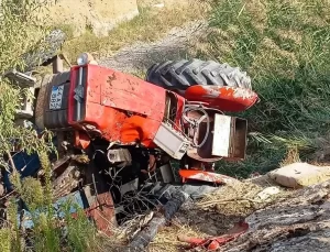 Keban’da Traktör Dere Yatağına Devrildi