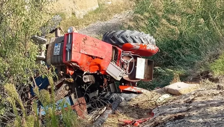 Keban’da Traktör Dere Yatağına Devrildi