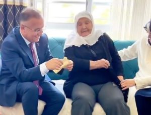 Kemal Çeber’in ev ziyaretinde Nazmiye Teyze ile samimi sohbeti