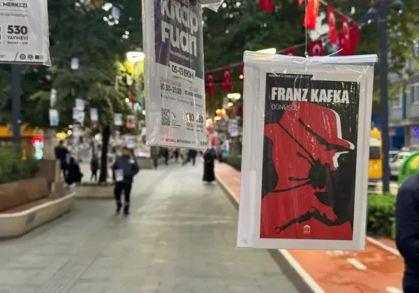 Kocaeli’de asırlık çınar ağaçları kitaplarla renklendi