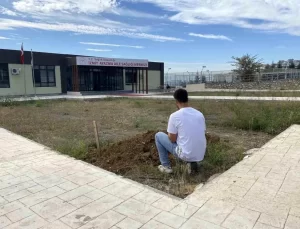 Kocaeli’nde Sağlık Ocağı Bahçesinde Mezarlık Görünümü