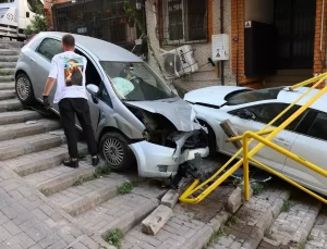 Kontrolden Çıkan Araç Merdivenlere Düştü