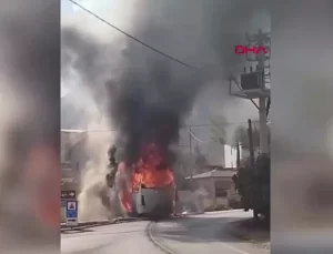 Kumluca’da yangın çıkan tur otobüsü kullanılamaz hale geldi
