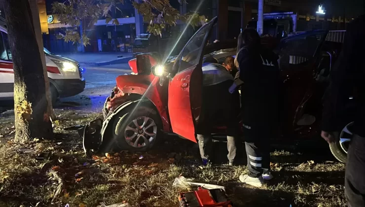 Kütahya’da Ağaçla Çarpan Araçta 3 Yaralı