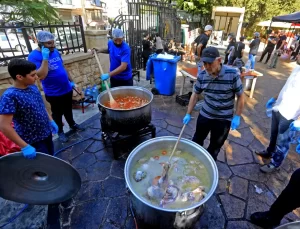 Lübnan’da Yardım Kurtuluşları Sıcak Yemek Dağıtıyor