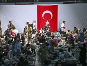 Lübnan’dan ilk tahliye: 558 Türk vatandaşı TCG Bayraktar ile Mersin’de