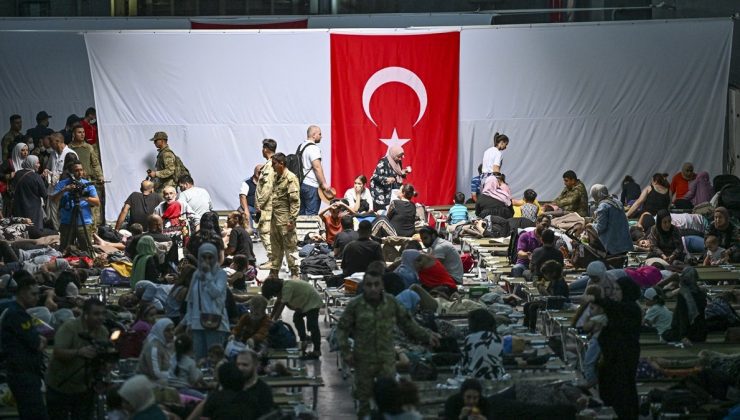 Lübnan’dan ilk tahliye: 558 Türk vatandaşı TCG Bayraktar ile Mersin’de