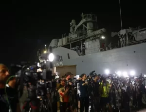 Lübnan’dan tahliye edilen sivilleri taşıyan amfibi gemilerden ilki Mersin’e ulaştı