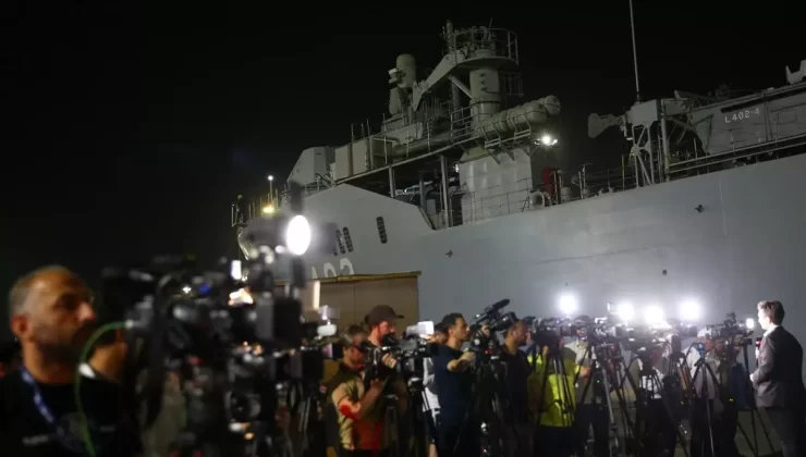 Lübnan’dan tahliye edilen sivilleri taşıyan amfibi gemilerden ilki Mersin’e ulaştı