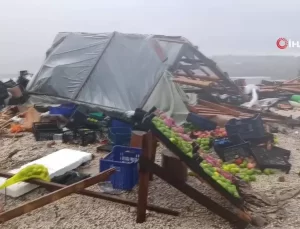 Manavgat’ta Fırtına Tezgahları Devirdi