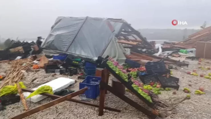 Manavgat’ta Fırtına Tezgahları Devirdi